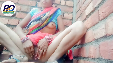 Indian Desi bhabhi saree show full finger...